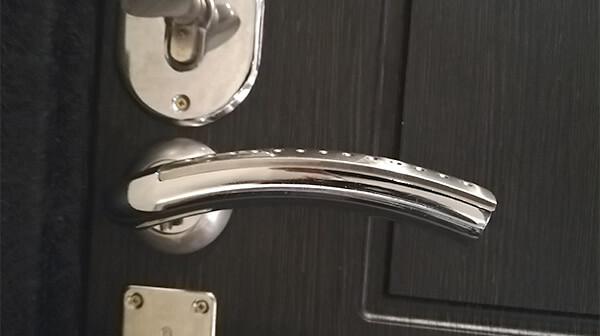 Специалист произвел замену ручки межкомнатной двери